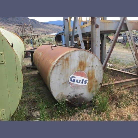 1000 gallon steel tank, 4' diameter x 12' long, gate valve on bottom - Image 1