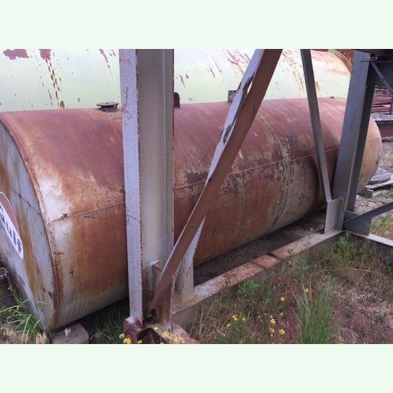 1000 gallon steel tank, 4' diameter x 12' long, gate valve on bottom - Image 3
