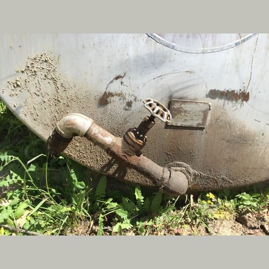 1000 gallon steel tank, 4' diameter x 12' long, gate valve on bottom - Image 4