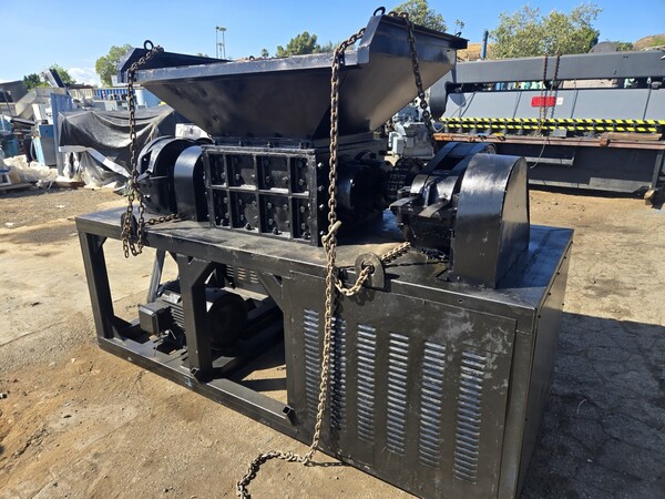 Kunjie, double shaft tire shredder, plastic / wood / cardboard recycling machine - Image 9