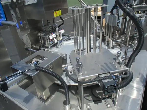 Chun Lai #KIS 900, automatic rotary cup filling and sealing machine - Image 4