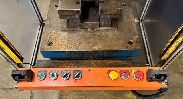 18.9 Ton, Neff #DF15, C-frame hydraulic press, 10" stroke, 24' DL, 24" x 21" bed, 2006 (2 available) - Image 9