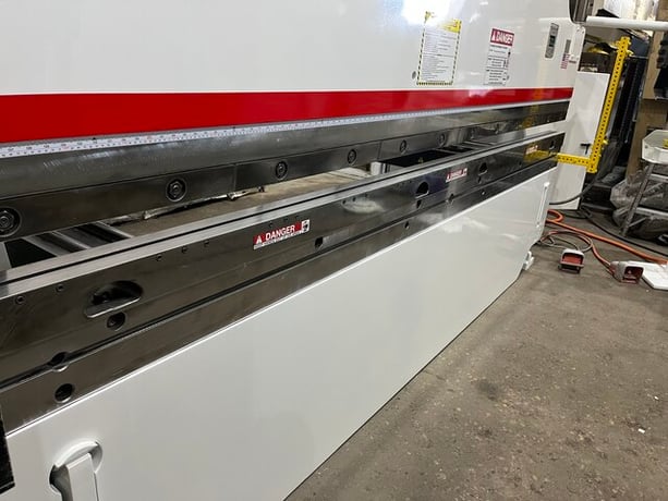 90 Ton, Cincinnati #90CBII, CNC press brake, 12' overall, 126-3/4" between housing, 8" stroke, 7" throat, 15 - Image 2