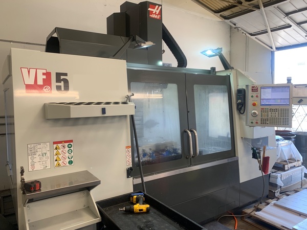 Haas #VF-5/40, 24+1 side mount tool changer, 50" X, 26" Y, 25" Z, 10000 RPM, #40, 30 HP, 23" x52" tbl. - Image 1