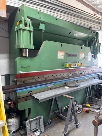 135 Ton, Cincinnati #135CB8, Hydraulic Press Brake, 10' Overall, 8' 6" Between Housing, 8" Stroke, 25 HP - Image 1