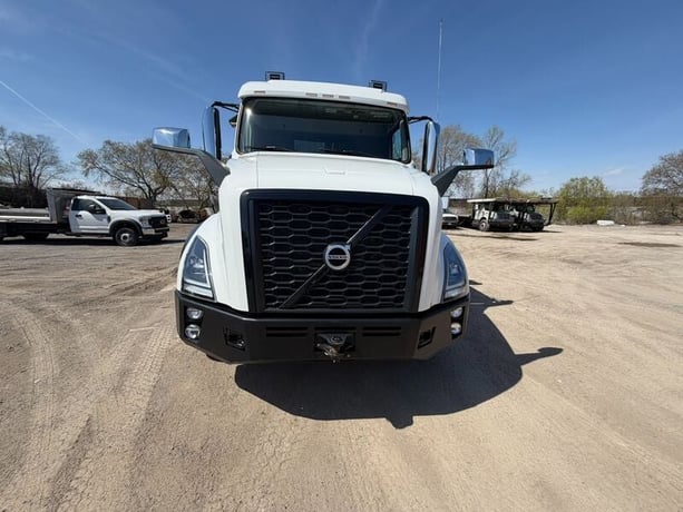Volvo #VNR300, tri axle dump truck, diesel, 13 speed automatic transission, tarp system, 2023 - Image 8