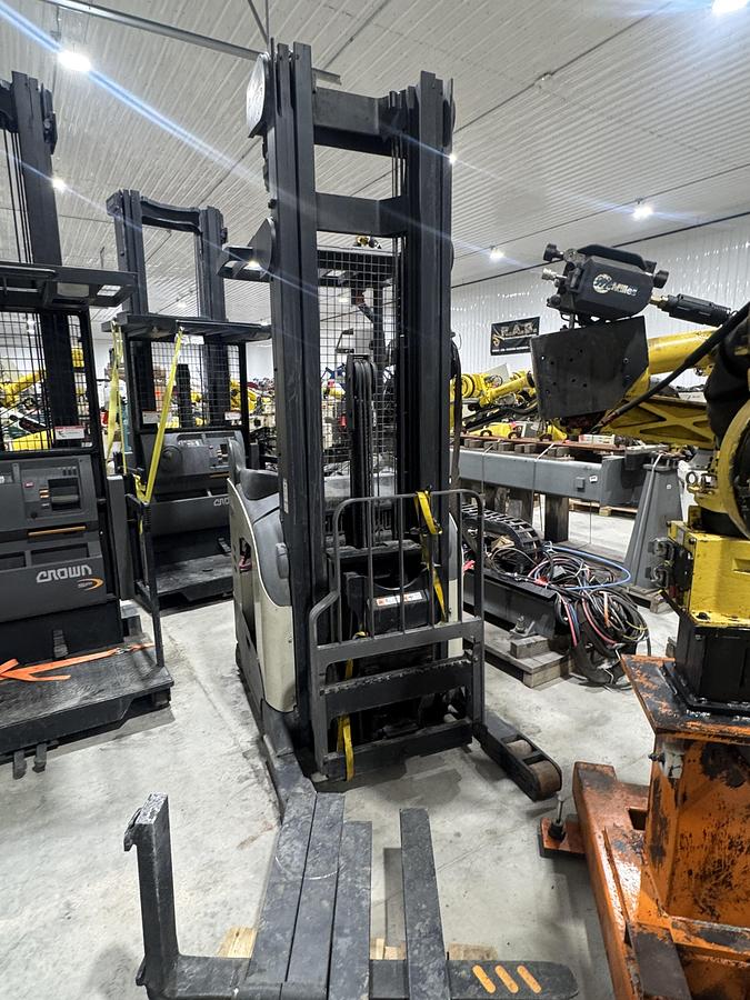 3,500 lb. Crown #RR5725-35, Electric Reach Forklift, 270" Lift, 36V, Stand-Up Narrow Aisle, 2015 - Image 7
