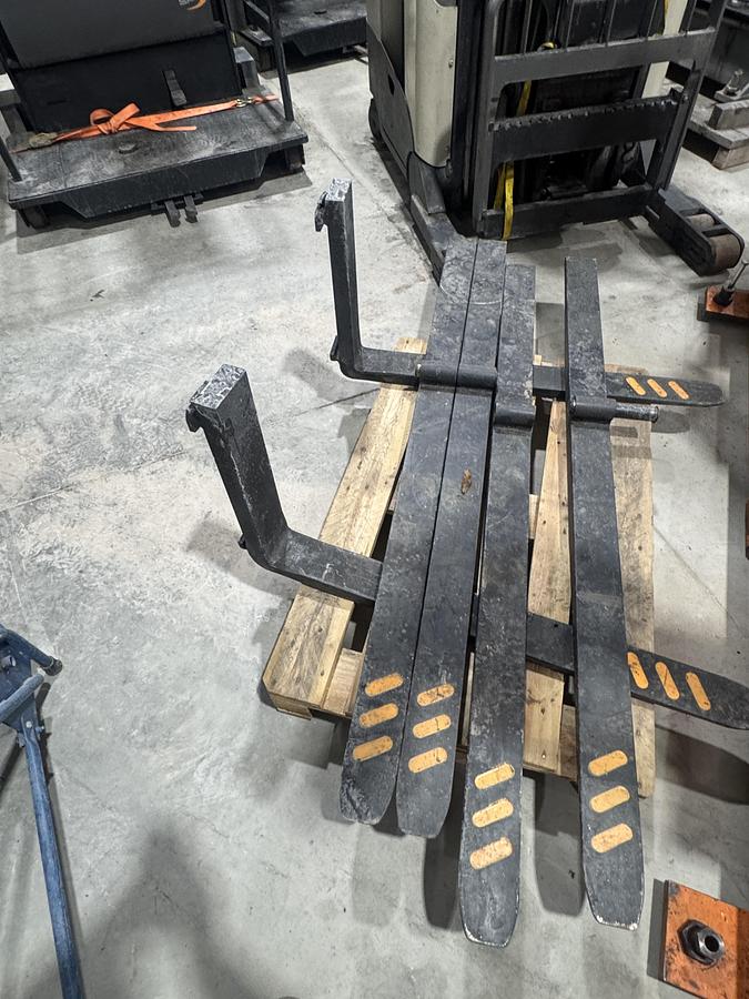 3,500 lb. Crown #RR5725-35, Electric Reach Forklift, 270" Lift, 36V, Stand-Up Narrow Aisle, 2015 - Image 8