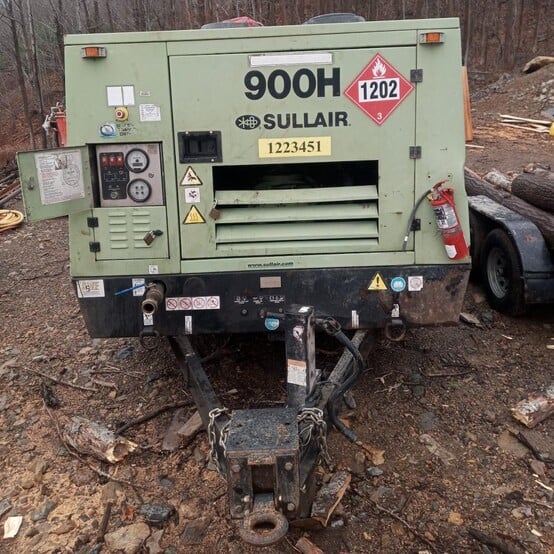 900 CFM, Sullair #900H, portable diesel air compressor, rotary screw, tandem axle, 300 HP Cat C9 engine - Image 2