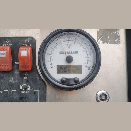 900 CFM, Sullair #900H, portable diesel air compressor, rotary screw, tandem axle, 300 HP Cat C9 engine - Image 3