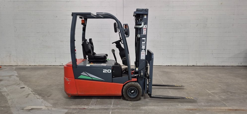 3200 lb. Heli #CPD20SQ, 3-wheel battery powered forklift, 48V., 185" lift height, 3 stage, 4 way, side shift - Image 1