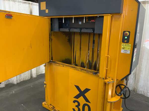 Bramidan #X30, vertical baler, 43" x 26" feed opening, 25 second cycle time, 5.5 HP, e-stop, 2013 - Image 6