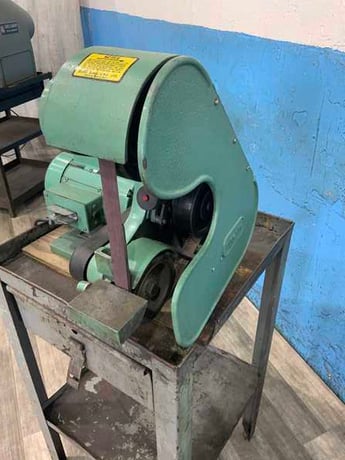 1" x 42" Burr King #562, vertical belt grinder, 5-1/2" throat, positive belt tracking, 3 wheels, pedestal - Image 3