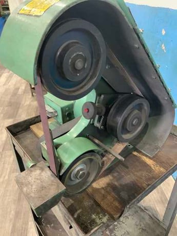 1" x 42" Burr King #562, vertical belt grinder, 5-1/2" throat, positive belt tracking, 3 wheels, pedestal - Image 4
