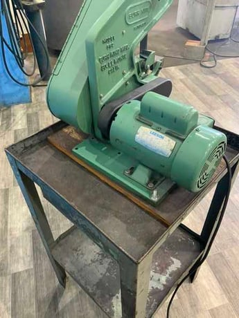 1" x 42" Burr King #562, vertical belt grinder, 5-1/2" throat, positive belt tracking, 3 wheels, pedestal - Image 7