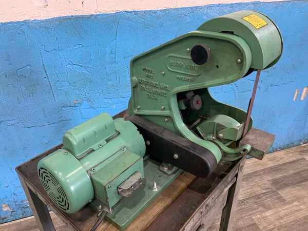 1" x 42" Burr King #562, vertical belt grinder, 5-1/2" throat, positive belt tracking, 3 wheels, pedestal - Image 10