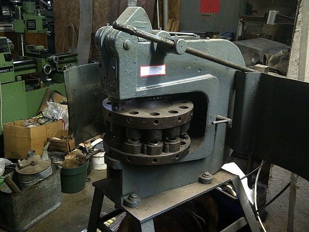 1-1/4" Wiedemann #R-2, manual turret punch, 12-station indexing, 12" throat, 15000 lb. force, 7 punch holders - Image 1