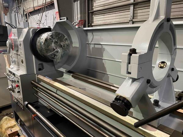 35.1" x 90" Sunmaster #CH-2690, Engine Lathe, 4" spindle bore, 15 HP, 1200 RPM, 2025 - Image 3