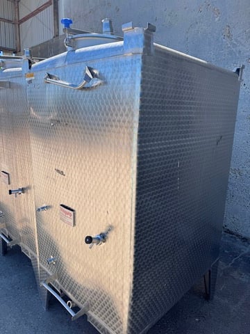 529 gallon Vinquip, Stainless Steel Tote Tank, 48" x 48" square, top & side bottom manways, side bottom - Image 4