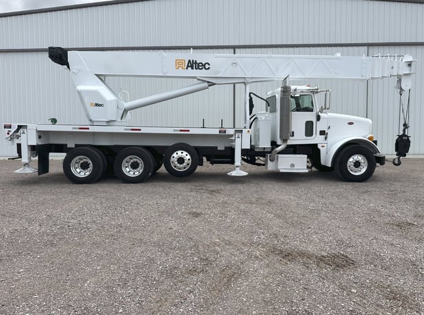 38 Ton, Altec #AC38-127S, truck-mounted hydraulic crane, 127' lift, Peterbilt 365 truck, Caterpillar engine - Image 3