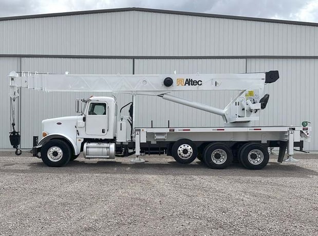 38 Ton, Altec #AC38-127S, truck-mounted hydraulic crane, 127' lift, Peterbilt 365 truck, Caterpillar engine - Image 4