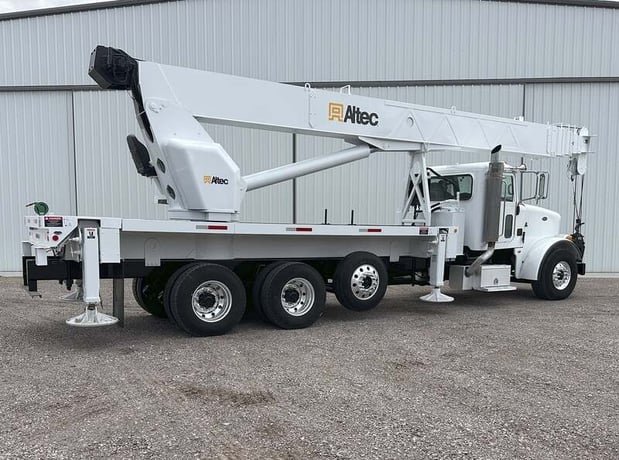38 Ton, Altec #AC38-127S, truck-mounted hydraulic crane, 127' lift, Peterbilt 365 truck, Caterpillar engine - Image 5