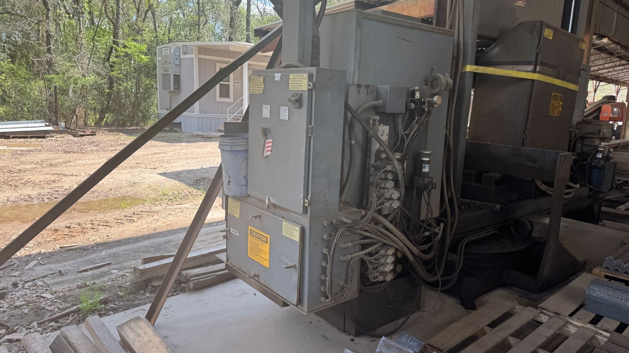25" x 44" HEM #WF190MRB-DC, horizontal bandsaw, Double column, Semi-Auto., 2" x0.063" x376" blade, 15 HP, 1997 - Image 2
