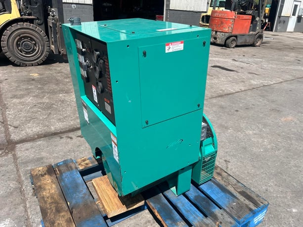 35 KW, 1800 RPM, Cummins/Onan #DGBB-3367339, Generator End, 120/240 Volts, 12 poles, 1833 hours, 1999 - Image 1