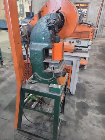5 Ton, Benchmaster #151, OBI punch press, 1.25" stroke, 7.25" Shut Height, 4" throat, 1" adj., 200-260 SPM - Image 2