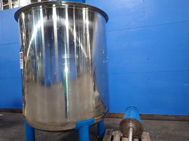 800 gallon Stainless Steel tank, 60" diameter x 65", w/agitator - Image 2