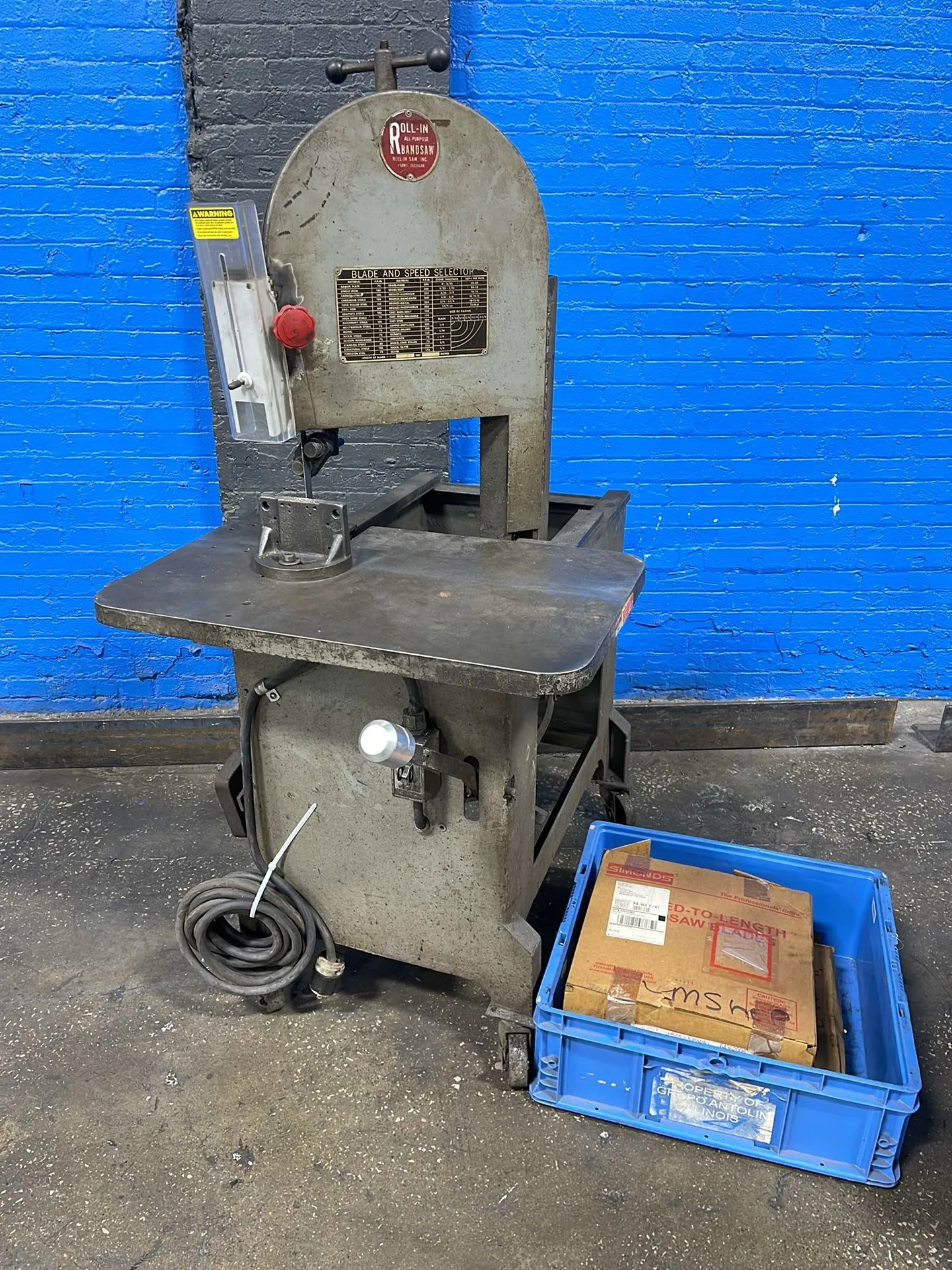 18.5" x 30.5" Roll-In, vertical band saw, 3/4 HP, 1730 RPM - Image 1