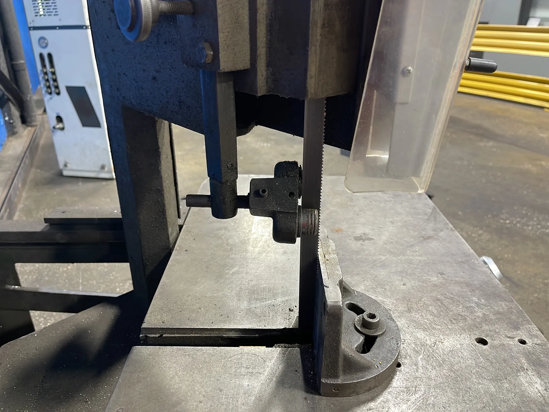 18.5" x 30.5" Roll-In, vertical band saw, 3/4 HP, 1730 RPM - Image 2