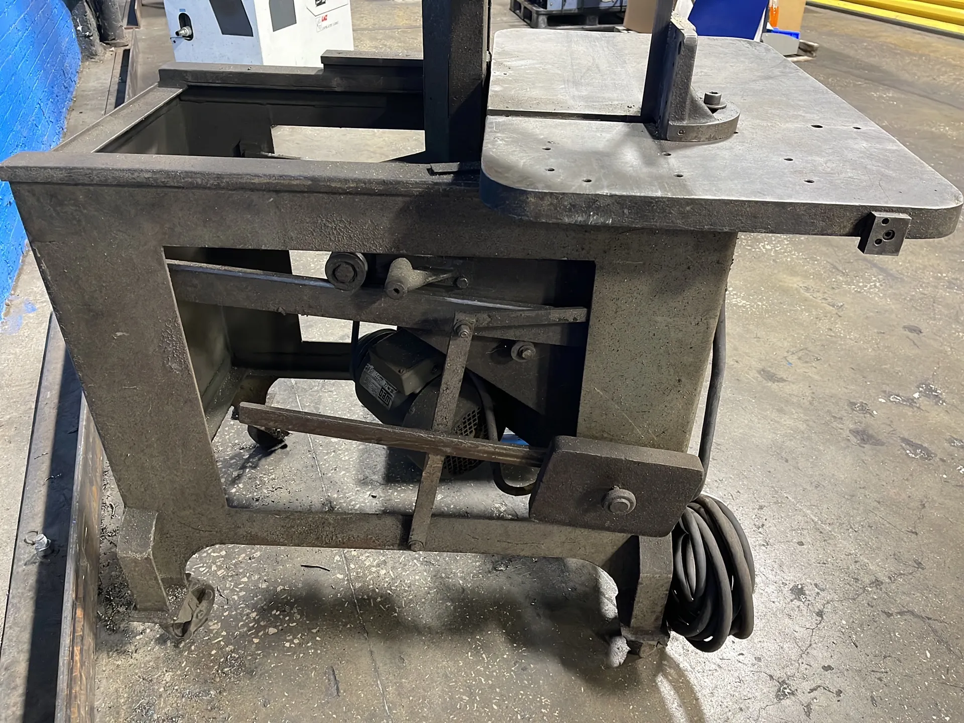 18.5" x 30.5" Roll-In, vertical band saw, 3/4 HP, 1730 RPM - Image 3