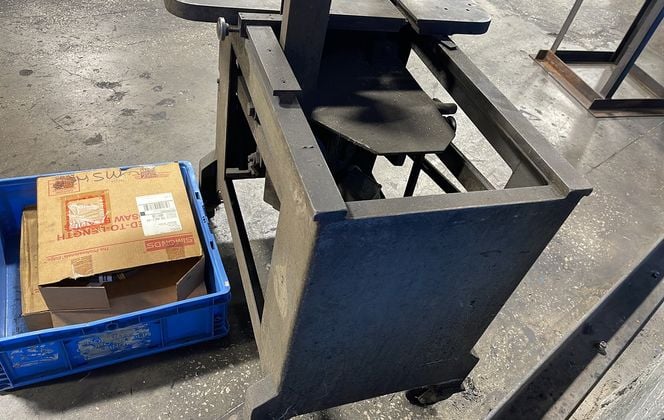 18.5" x 30.5" Roll-In, vertical band saw, 3/4 HP, 1730 RPM - Image 9