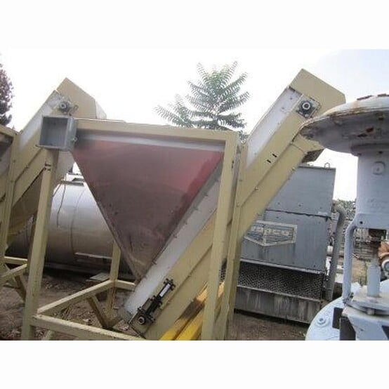 25 cu. ft. Han-Tek Stainless Steel Hopper with Inclined Belt Discharge, 54" x 54", 20" cleated conveyor (2 - Image 1
