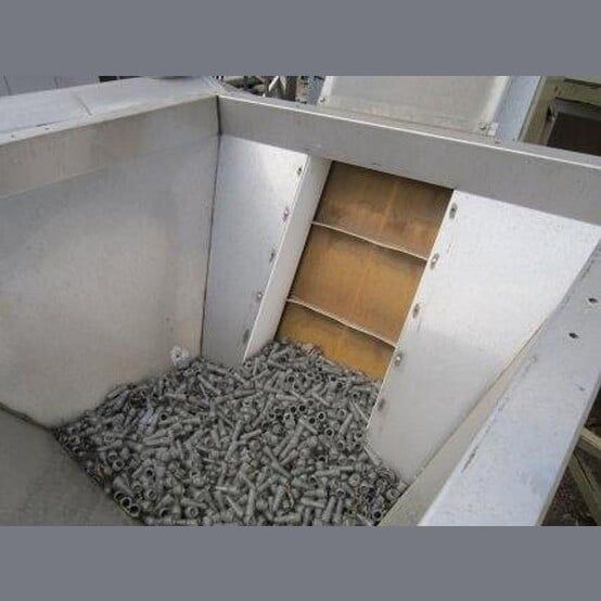 25 cu. ft. Han-Tek Stainless Steel Hopper with Inclined Belt Discharge, 54" x 54", 20" cleated conveyor (2 - Image 4