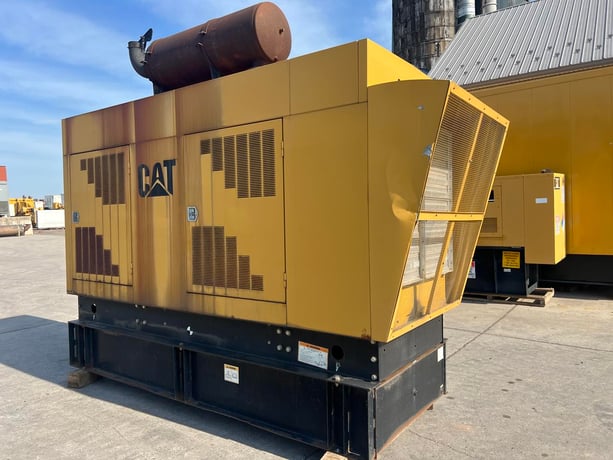 300 KW Caterpillar #SR-4B, Diesel Generator Set, 208 Volts, 1800 RPM, circuit breaker, 3PH, 616 hours, 1999 - Image 3