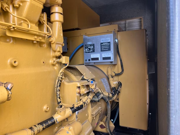 300 KW Caterpillar #SR-4B, Diesel Generator Set, 208 Volts, 1800 RPM, circuit breaker, 3PH, 616 hours, 1999 - Image 8