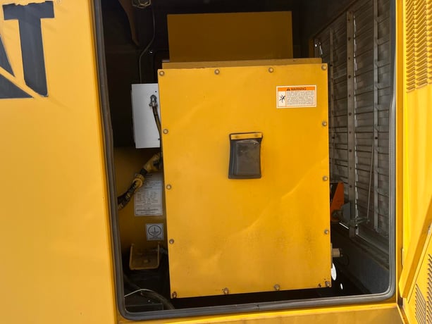 300 KW Caterpillar #SR-4B, Diesel Generator Set, 208 Volts, 1800 RPM, circuit breaker, 3PH, 616 hours, 1999 - Image 9