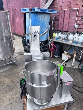 10 gallon Groen #TDB/7-40, Electrically Heated Steam-Jacketed Kettle w/ Scraper Agitator, 50 psi @ 300°F - Image 4
