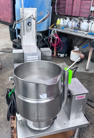 10 gallon Groen #TDB/7-40, Electrically Heated Steam-Jacketed Kettle w/ Scraper Agitator, 50 psi @ 300°F - Image 6