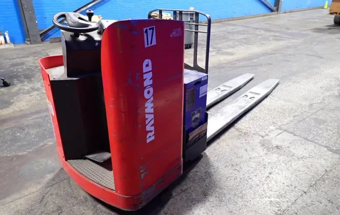 6000 lb. Raymond #8900, electric rider pallet jack, 9" x 96" forks, 5" lift height - Image 3