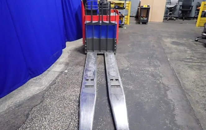 6000 lb. Raymond #8900, electric rider pallet jack, 9" x 96" forks, 5" lift height - Image 4