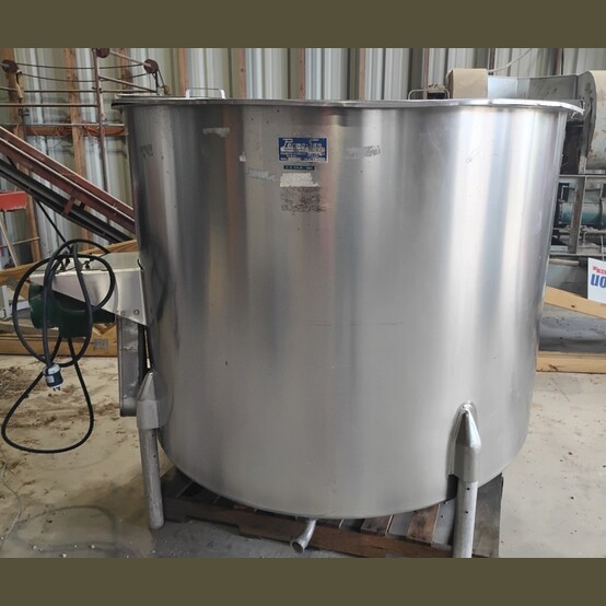 580 gallon Perma-San #560L, Stainless Steel Mixing Tank, 5' diameter x 46.5" deep tank, 1 HP 3-blade impeller - Image 1