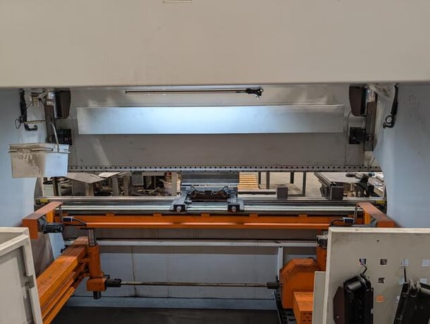 150 Ton, Ermak Speed Bend #SB-3100-135, CNC press brake, 10.2'OA, 102.4" between housing, 7.87" stroke, 7.48" - Image 5