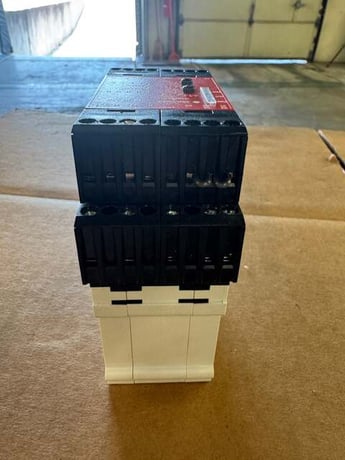 Allen-Bradley 440R-S35014 Safety Relay 24V DC m01509 - Image 5