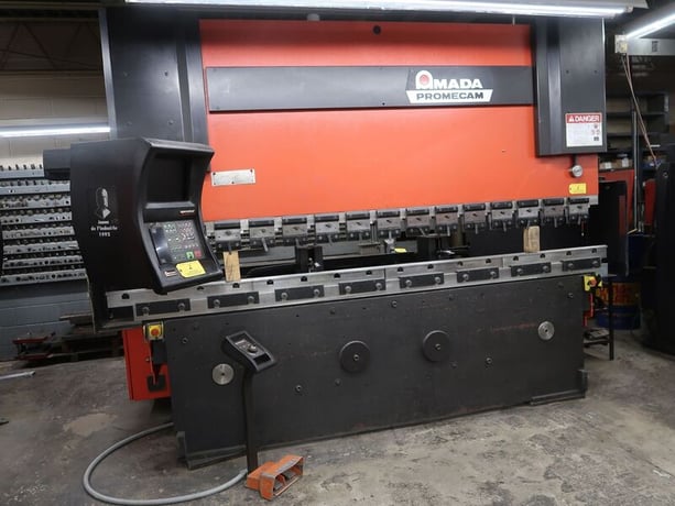 138 Ton, Amada Promecam #HFBO-125-30, CNC down acting hydraulic press brake, 10' overall, 106" between - Image 2