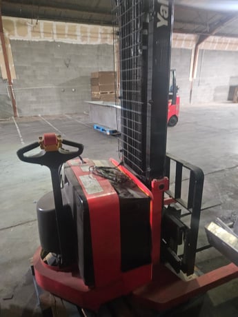 Yale Electric Walkie Straddle Stacker (Walk-Behind) - Image 2