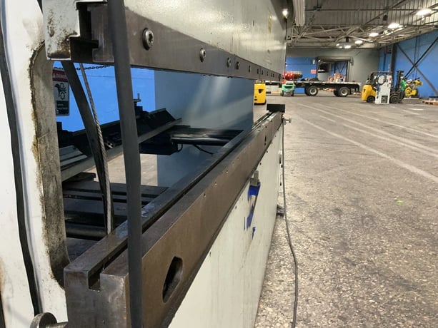 95 Ton, Piranha, hydraulic press brake, Hurco Autobend 7 control, light curtains, AS IS (2 available) - Image 3