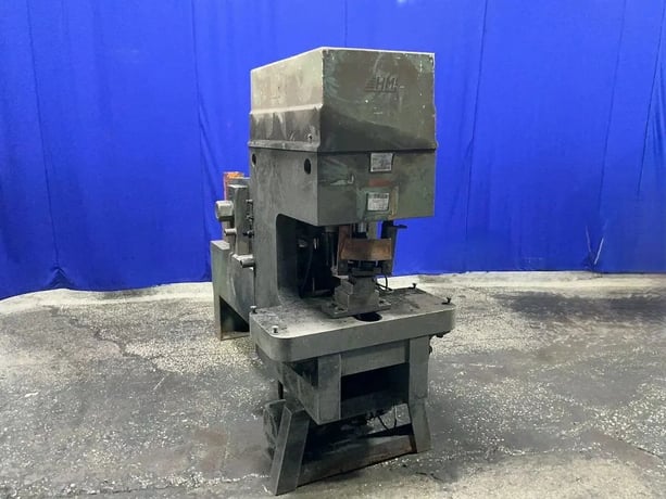HMI #90-31, Ironworker, 17" x 39" capacity, foot pedal, 1996 - Image 1